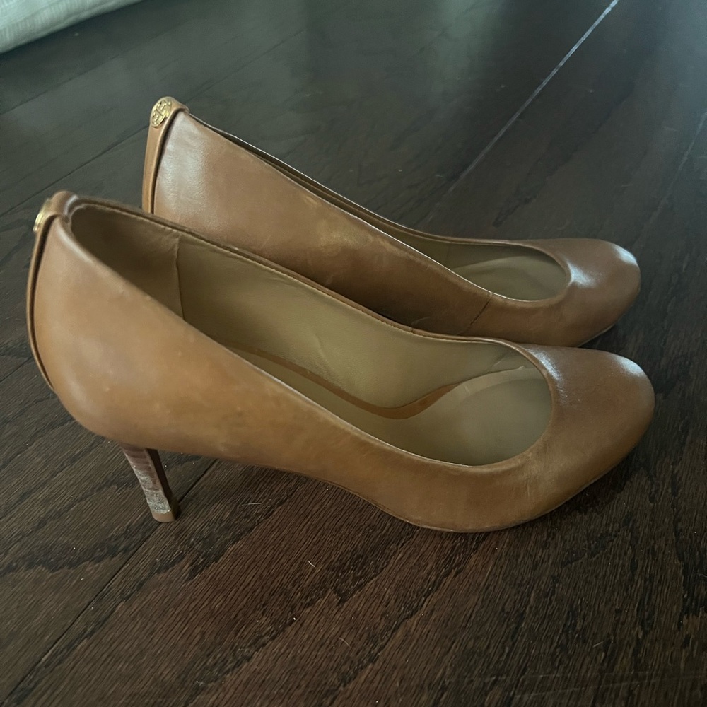 Tory Burch Leah Mid Heel Pump Almond 6.5